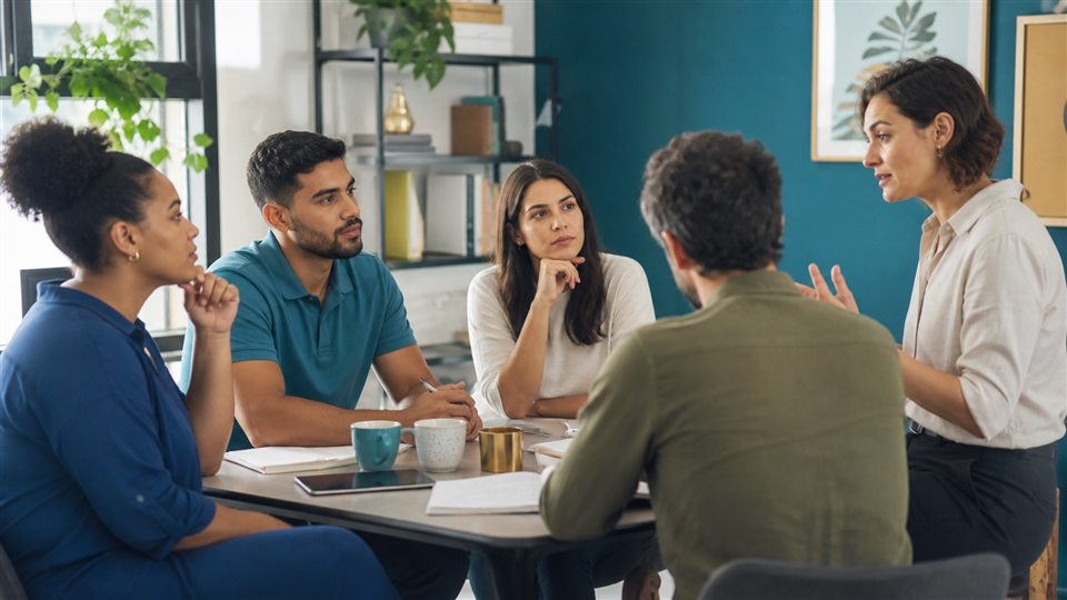 Equipe de pequena empresa conversando sobre saúde e organização do trabalho
